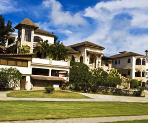 &nbsp; &nbsp; &nbsp; &nbsp; 住宅，人居住的空間，家的載體，容納了一個家庭的生活與休憩?，F代住宅多追求精裝華麗，而住宅的最本質的功能往往被忽略。因此，有必要追溯住宅的進化史，解析住宅最根本的意義，創造更舒適的住宅。&nbsp; &nbsp; &nbsp; &nbsp; 第壹代：&nbsp; &nbsp; &nbsp; &nbsp; 舊石器時代，利用天然山洞作為棲身之所，僅能起到遮風避雨的作用。&nbsp; &nbsp; &nbsp; 第貳代：新石器時代，利用黃土層為墻壁，用木構架、草泥建造半穴居住所，進而發展為地面上的建筑，并形成聚落。&nbsp; &nbsp; &nbsp; &nbsp;第叁代：西…